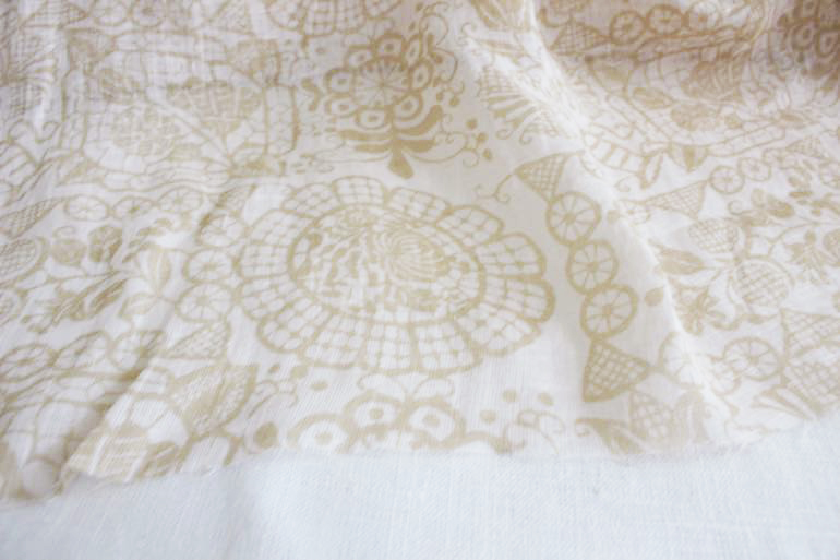 LINNETリネンプリント <br />ガーゼ ルーマニアのテーブル　インド茜×ベージュ